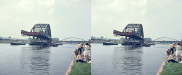 807155 Afbeelding van het transport van de oude Galecopperbrug over het Amsterdam-Rijnkanaal te Utrecht, teneinde ...